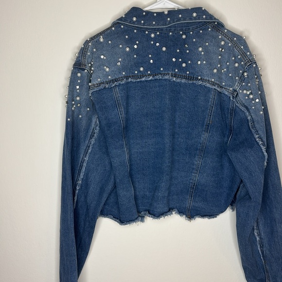 Size Medium. Cropped pearl embellished denim jacket - Picture 3 of 4